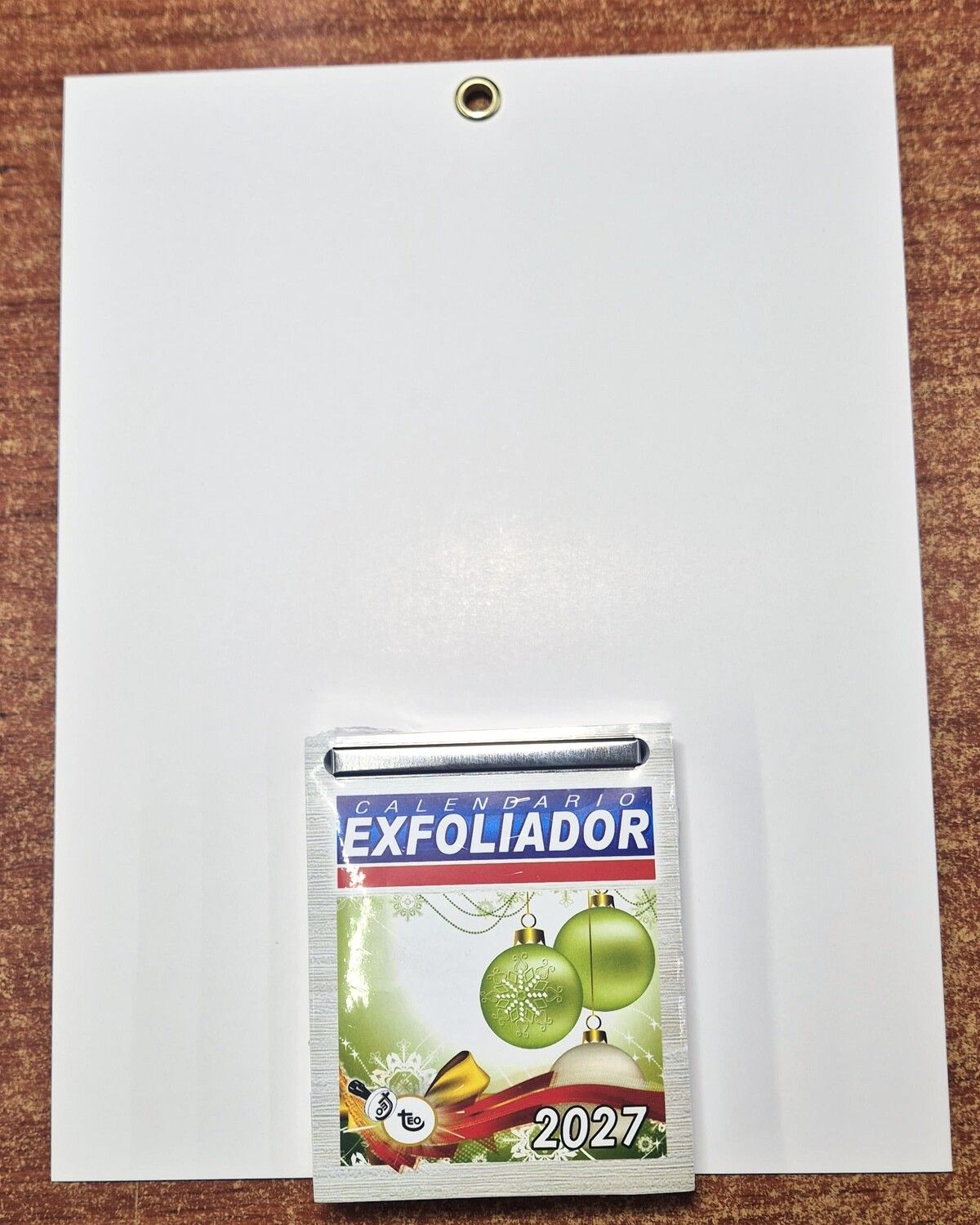 Taco exfoliador 2027 montado con broche sobre un respaldo blanco tamaño carta